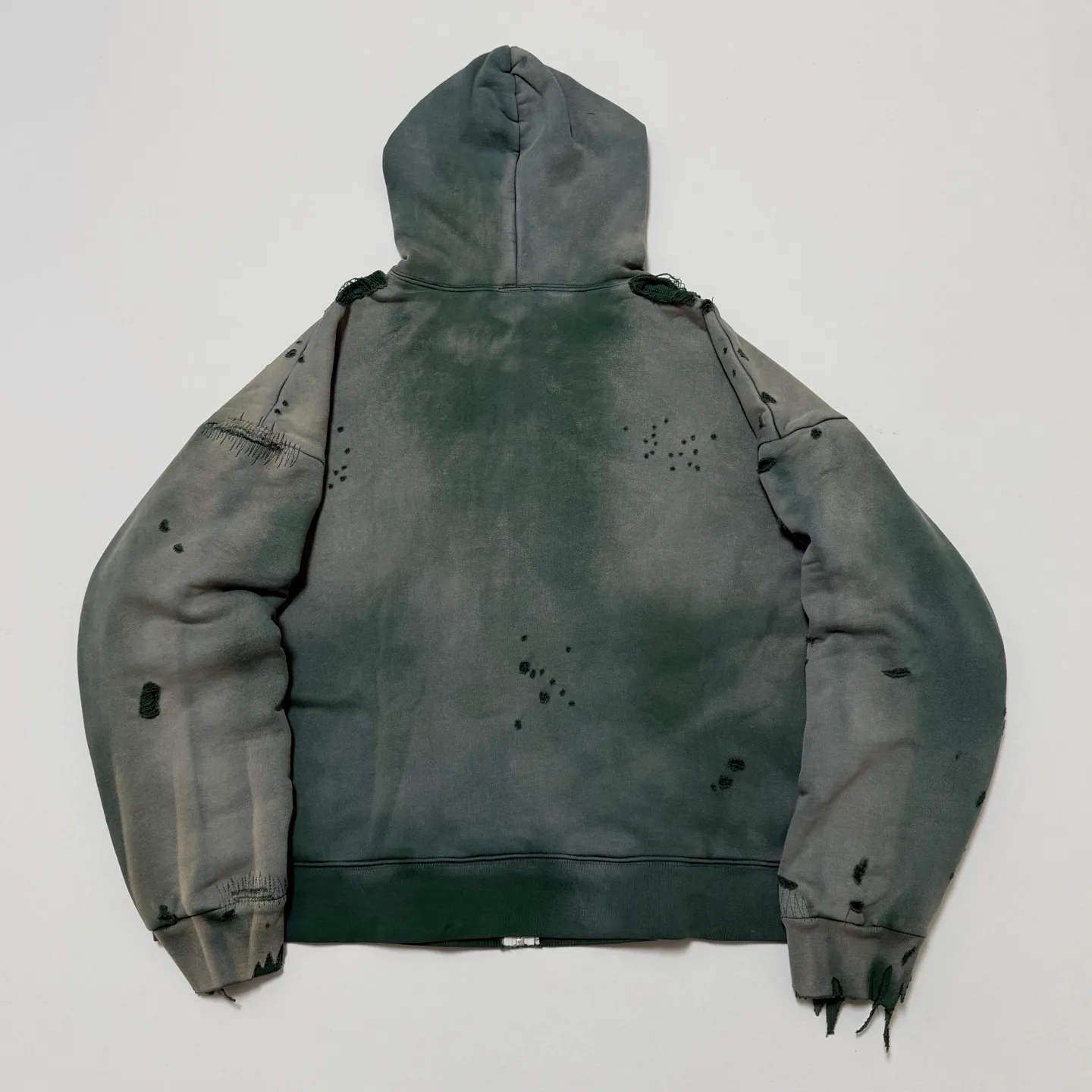 SAINT Mxxxxxx DBL FACE ZIP UP HOODIE/GREEN Double-layer destroyed waffle zipper jacket, washed green S-XL, a style that has been used in the summer. After continuous fine polishing, it has finally been shipped. The finished product is simply a work of art. Super heavy washing and distressing. Multiple water fades. Excessive hand-made wormhole destruction processing. Deconstruction and reorganization embroidery technology. Custom-made zippers with LOGO. The color details of the zipper webbing are also correct. Original grade fruit main label and wash water label. Top purchasing grade. A layer of waffle fabric is added to the inner lining to make the overall texture stronger and increase the comfort and warmth of the wearer.